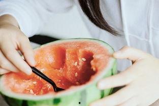 青岛吃瓜拍照,捕捉夏日休闲时光