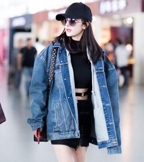 鸭舌帽女明星海边,尽显优雅魅力