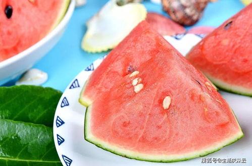 不锈钢勺子吃瓜,夏日清凉新体验